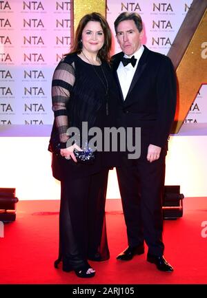 Ruth Jones (à gauche) et Rob Brydon lors des National Television Awards à la London's O2 Arena. Banque D'Images