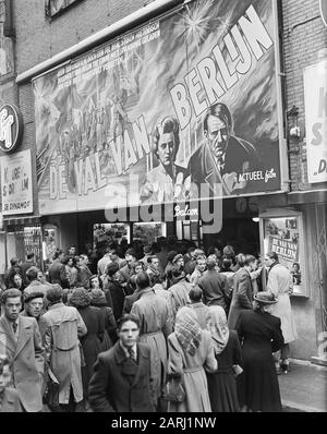 Film le Val de Berlin au cinéma Royal à Amsterdam [concerne le film russe Padeniye Berlina] Date: 8 décembre 1950 lieu: Amsterdam, Noord-Holland mots clés: Cinémas, films, public, Publicité Nom personnel: Royal Banque D'Images