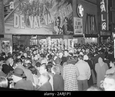 Film le Val de Berlin au cinéma Royal à Amsterdam [concerne le film russe Padeniye Berlina] Date: 8 décembre 1950 lieu: Amsterdam, Noord-Holland mots clés: Cinémas, films, public, Publicité Nom personnel: Royal Banque D'Images