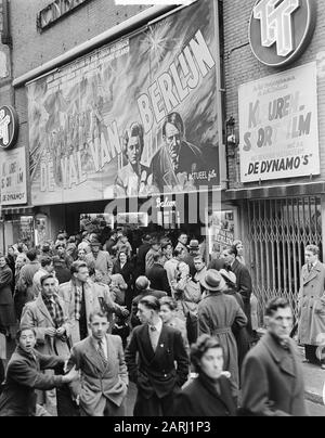 Film le Val de Berlin au cinéma Royal à Amsterdam [concerne le film russe Padeniye Berlina] Date: 8 décembre 1950 lieu: Amsterdam, Noord-Holland mots clés: Cinémas, films, public, Publicité Nom personnel: Royal Banque D'Images