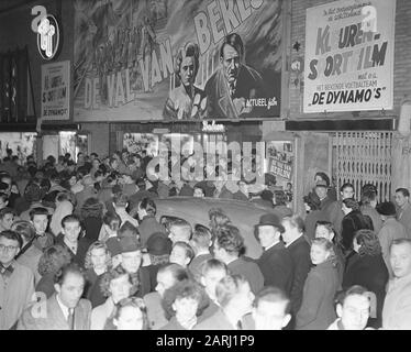 Film le Val de Berlin au cinéma Royal à Amsterdam [concerne le film russe Padeniye Berlina] Date: 8 décembre 1950 lieu: Amsterdam, Noord-Holland mots clés: Cinémas, films, public, Publicité Nom personnel: Royal Banque D'Images