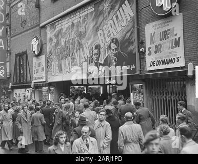 Film le Val de Berlin au cinéma Royal à Amsterdam [concerne le film russe Padeniye Berlina] Date: 8 décembre 1950 lieu: Amsterdam, Noord-Holland mots clés: Cinémas, films, public, Publicité Nom personnel: Royal Banque D'Images