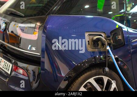 Charge d'une BMW électrique 3 avec le câble d'alimentation branché. Station de charge de voiture électrique. Prague, Tchéquie, Novembre 2019. Banque D'Images