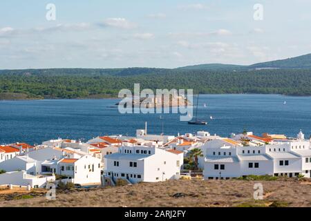 Maisons blanches dans le village de Fornells à Minorque, situé sur la côte nord de l'île. Espagne Banque D'Images