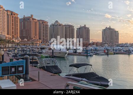 Doha, Qatar-25 janvier 2020: La vue lumière du jour de Pearl Marina avec Yachts en premier plan, bâtiments et nuages dans le ciel en arrière-plan Banque D'Images