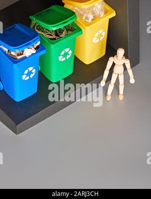 Modèle en bois de bacs de recyclage à code humain et à trois couleurs, projection isométrique avec espace de copie. Panneau de recyclage sur les bacs, bleu, jaune et vert. Wa Banque D'Images