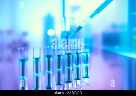 Fond scientifique dans des couleurs vives au néon, violet, bleu et turquoise. Pharma, biotech, analyse de protéines, mesure de la concentration de protéines. Spectrop Banque D'Images