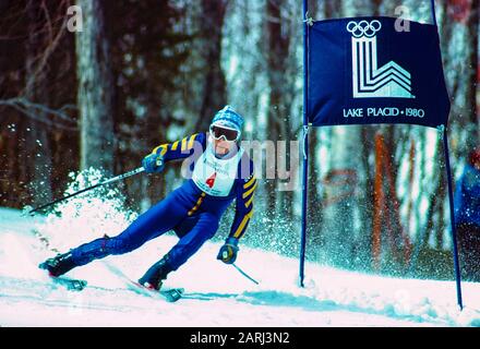 Ingmar Stenmark, de Suède, rivalise avec le slalom géant aux Jeux olympiques d'hiver de 1980 Banque D'Images