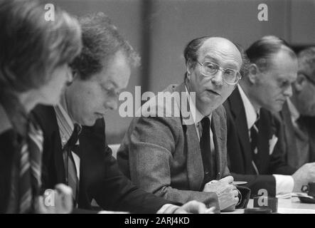 Verg. Dans A'dam la commission Stadhuis en Muziektheater, 2 arche. L'hôtel de ville/théâtre musical sur Waterlooplein doit venir, Weth. Spoelstra Et Polak Date : 24 Novembre 1980 Lieu : Amsterdam, Noord-Holland Mots Clés : Réunions, Hommes D'Aldermen Banque D'Images