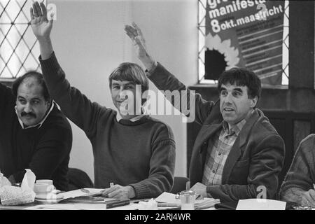 Membres Groen Platform à Utrecht avec nom de levée Groen Platform et parti fondateur de Groenen; Marten Bierman et Vic Langenhoff Date: 17 décembre 1983 lieu: Utrecht mots clés: Fondateur, réunions, membres Nom personnel: Les Verts, plate-forme verte Banque D'Images