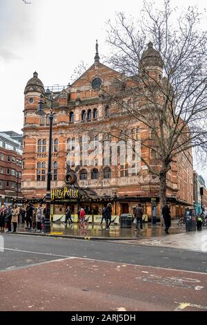 Londres / Royaume-Uni - 1er décembre 2019 : le Palace Theatre est un théâtre du West End dans la ville de Westminster à Londres. Sa façade en brique rouge domine le sid ouest Banque D'Images