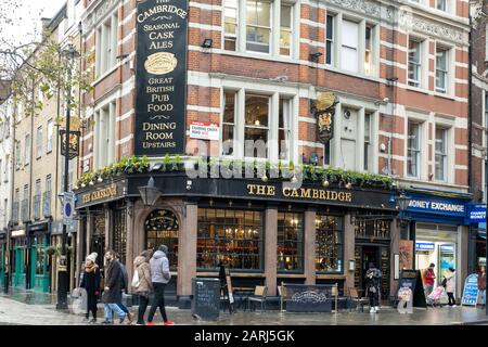 Londres / Royaume-Uni - 1er décembre 2019 : les gens qui marchont devant le pub de Cambridge sur Neal Street à Londres, au Royaume-Uni. Les pubs font partie intégrante de la culture britannique Banque D'Images