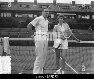 Championnats Nationaux De Tennis Les Dix Bosch Et Van Swol De La Haye (À Droite) Date : 12 Août 1952 Lieu : La Haye, Pays-Bas Du Sud Mots Clés : Championnats, Tennis Nom Du Personnage : Swol, Hans Van Banque D'Images