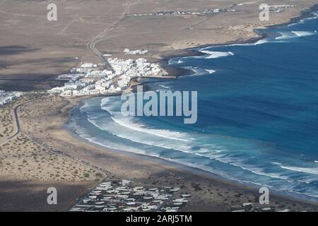 Plage de Famara, Playa de Famara et Caleta de Famara depuis les montagnes de Famara, Lanzarote, îles Canaries Banque D'Images