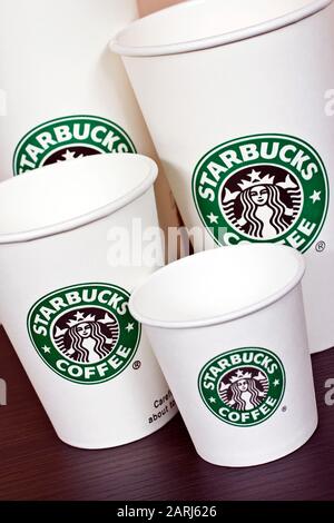 Budapest, Hongrie - 11 09 2011 : diverses tasses à café en papier Starbucks sur une étagère. Banque D'Images