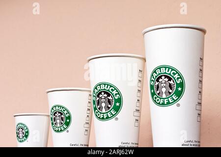 Budapest, Hongrie - 11 09 2011 : diverses tasses à café en papier Starbucks sur une étagère. Banque D'Images
