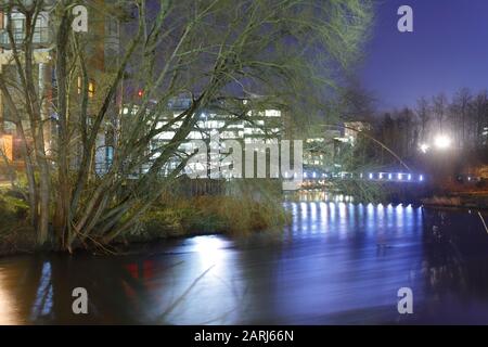 Blocs de bureaux à Whitehall Leeds reflétant dans la rivière aire la nuit. Banque D'Images