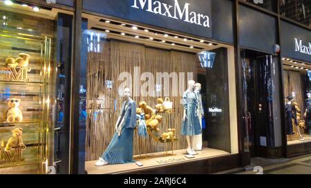 Sacs et chaussures de luxe en cuir de marque dans les célèbres boutiques et fenêtres à Milan, en Italie Banque D'Images