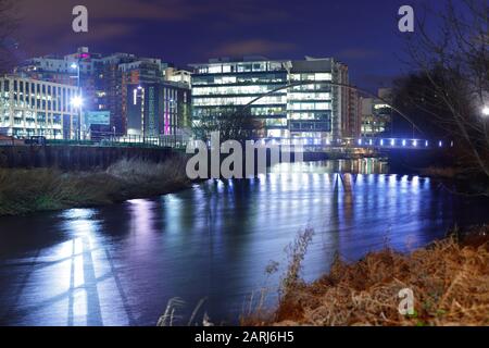 Blocs de bureaux à Whitehall Leeds reflétant dans la rivière aire la nuit. Banque D'Images