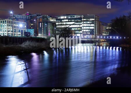 Blocs de bureaux à Whitehall Leeds reflétant dans la rivière aire la nuit. Banque D'Images