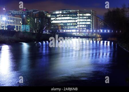 Blocs de bureaux à Whitehall Leeds reflétant dans la rivière aire la nuit. Banque D'Images