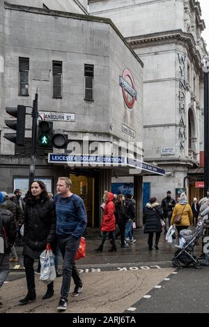 Londres / Royaume-Uni - 1er décembre 2019 : les gens marchent devant l'entrée de la station de métro Leicester Square qui a été ouverte en 1906 Banque D'Images