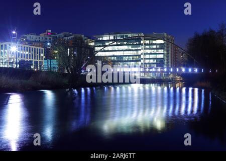 Blocs de bureaux à Whitehall Leeds reflétant dans la rivière aire la nuit. Banque D'Images