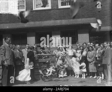 Mariage course pigeon fancier Date: 20 juillet 1952 mots clés: Pigeons, mariages Banque D'Images