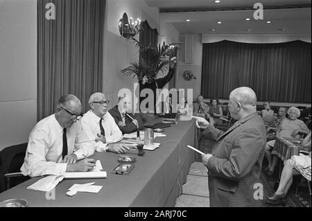 Réunion de l'intérêt général Du Parti Des Personnes Âgées; Verbeek pose des questions à J. Mustard sur son histoire de guerre, G. J. Bergen Date : 6 août 1970 mots clés : réunions, questions Nom personnel : intérêt général du Parti des personnes âgées, G. J. Bergen, VERBEEK Banque D'Images