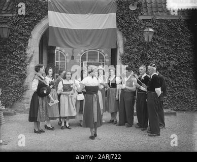 Château Nijenrode Swiss Bondfeest Voir aussi 52504 à 07 Date: 2 août 1952 mots clés: Costumes traditionnels Nom de l'institution: Nijenrode Banque D'Images