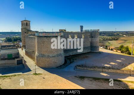 Vue aérienne de l'église du château médiéval de Garcimunoz où l'architecture ancienne rencontre l'architecture moderne en Espagne Banque D'Images