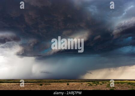 Des nuages de tempête spectaculaires et un noyau de grêle turquoise vif mènent à un orage violent dans les plaines de l'est du Colorado Banque D'Images