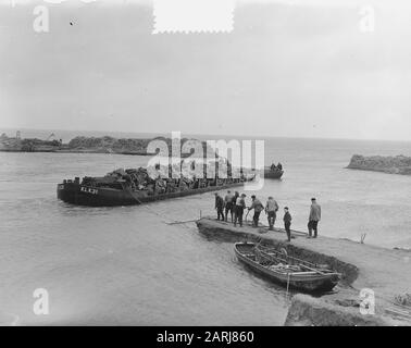 Watersnood 1953] le trou de digue près de Herkingen op Goeree-Overflakkee, qui a été fait au début de février 1953, mais qui n'a pas été fermé à temps, est maintenant fermé avec des blocs de basalte. Les barges de grenier avec ces blocs sont navigué dans le trou, et à grande vitesse les morceaux de basalte sont ensuite jetés dans l'eau. Date : 12 Mars 1953 Lieu : Goeree-Overflakkee, Herkingen, Zuid-Holland Mots Clés : Restaurations, Inondations Banque D'Images