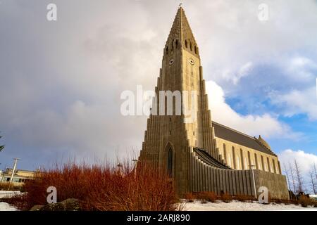 Reykjavik, Islande - 01.19.2020 : Hallgrimskirkja au centre ville de Reykjavik Islande avec ciel coloré Banque D'Images