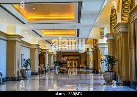 Intérieur d'un hôtel majestueux et somptueux cinq étoiles connu sous le nom d'Emirates Palace à Abu Dhabi, Émirats Arabes Unis Banque D'Images