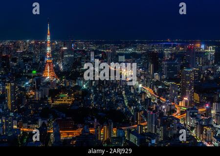 Paysage urbain nocturne de Tokyo dominé par la Tour de Tokyo, le monument le plus célèbre de la ville, le Japon Banque D'Images