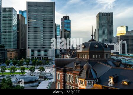 Dôme du bâtiment de la gare de Tokyo avec gratte-ciel du quartier des affaires de Chiyoda en arrière-plan Banque D'Images