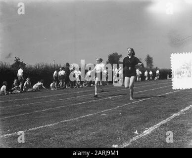 Journée des sports scolaires à Amsterdam. Course à pied et saut long Date: 9 juin 1953 lieu: Amsterdam, Noord-Holland mots clés: Course à pied, Journées des sports scolaires Banque D'Images