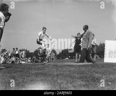 Journée des sports scolaires à Amsterdam. Course à pied et saut long Date: 9 juin 1953 lieu: Amsterdam, Noord-Holland mots clés: Journées de sports scolaires, POISSONS Banque D'Images