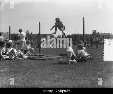 Journée des sports scolaires à Amsterdam. Course à pied et saut long Date: 9 juin 1953 lieu: Amsterdam, Noord-Holland mots clés: Journées de sports scolaires Banque D'Images