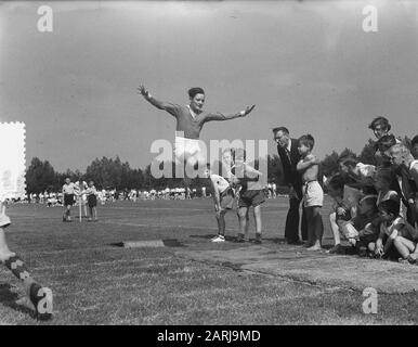 Journée des sports scolaires à Amsterdam. Course à pied et saut long Date: 9 juin 1953 lieu: Amsterdam, Noord-Holland mots clés: Journées de sports scolaires, POISSONS Banque D'Images