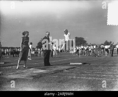 Journée des sports scolaires à Amsterdam. Course à pied et saut long Date: 9 juin 1953 lieu: Amsterdam, Noord-Holland mots clés: Journées de sports scolaires, POISSONS Banque D'Images