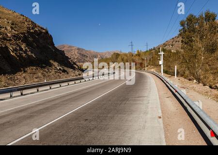 Autoroute A-373, autoroute Tachkent-Osh, Kamchik passer Ouzbékistan. Route de montagne Banque D'Images