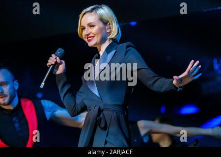 La célèbre chanteuse russe Polina Gagarina chante devant les participants au forum d'affaires Banque D'Images