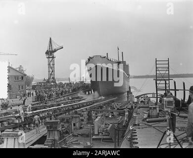 Tewaterlating Mme Charis à Bolnes pour KNSM par Mme Kruseman Plantinga Date: 4 octobre 1953 lieu: Bolnes mots clés: Tewaterlatingen Nom de l'institution: KNSM, MS Charis Banque D'Images