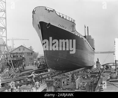 Tewaterlating Mme Charis à Bolnes pour KNSM par Mme Kruseman Plantinga Date: 4 octobre 1953 lieu: Bolnes mots clés: Tewaterlatingen Nom de l'institution: KNSM, MS Charis Banque D'Images
