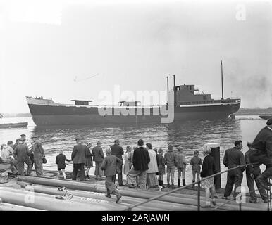 Tewaterlating Mme Charis à Bolnes pour KNSM par Mme Kruseman Plantinga Date: 4 octobre 1953 lieu: Bolnes mots clés: Tewaterlatingen Nom de l'institution: KNSM, MS Charis Banque D'Images