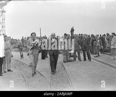 Tewaterlating Mme Charis à Bolnes pour KNSM par Mme Kruseman Plantinga Date: 4 octobre 1953 lieu: Bolnes mots clés: Tewaterlatingen Nom de l'institution: KNSM, MS Charis Banque D'Images