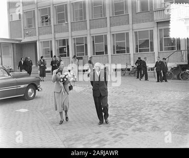 Tewaterlating Mme Charis à Bolnes pour KNSM par Mme Kruseman Plantinga Date: 4 octobre 1953 lieu: Bolnes mots clés: Tewaterlatingen Nom de l'institution: KNSM, MS Charis Banque D'Images