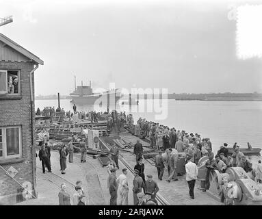 Tewaterlating Mme Charis à Bolnes pour KNSM par Mme Kruseman Plantinga Date: 4 octobre 1953 lieu: Bolnes mots clés: Tewaterlatingen Nom de l'institution: KNSM, MS Charis Banque D'Images